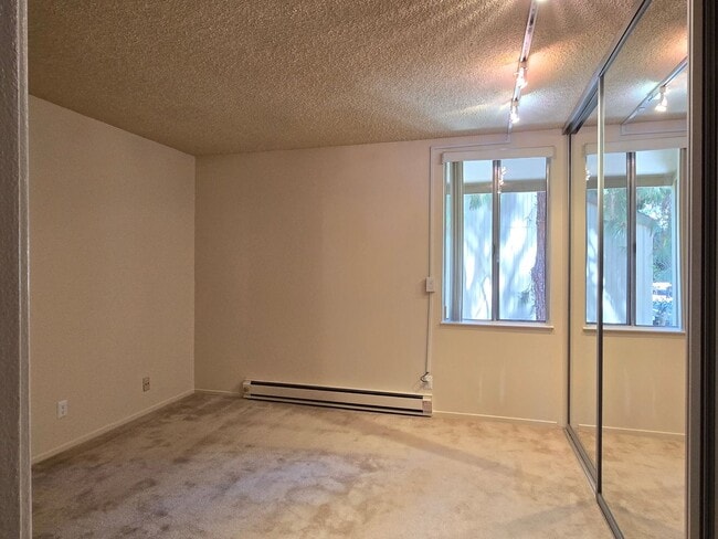 Building Photo - Spacious Upstairs Condo, Balcony, Storage,...