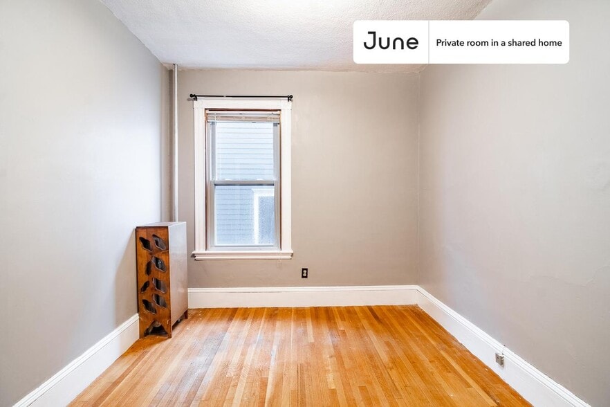 Building Photo - Room in Shared 5 bed/1 bath home