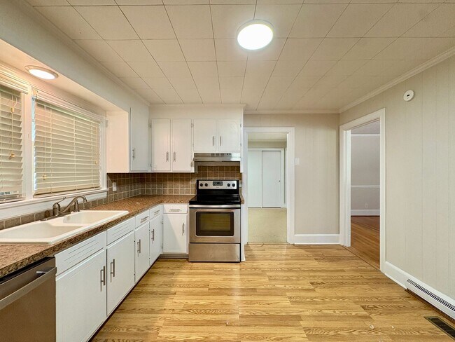 Building Photo - Adorable 2 Bedroom Home in the Heart of Nashville!