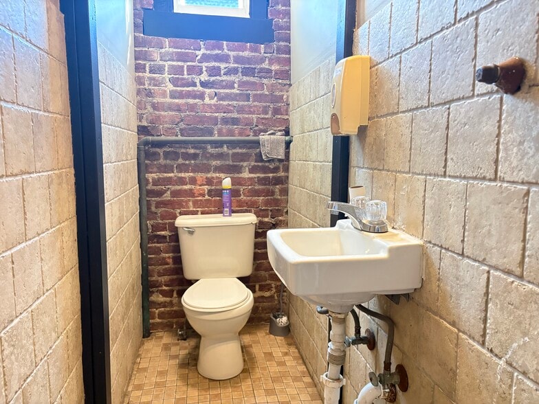 Building Photo - 563 Avenue A