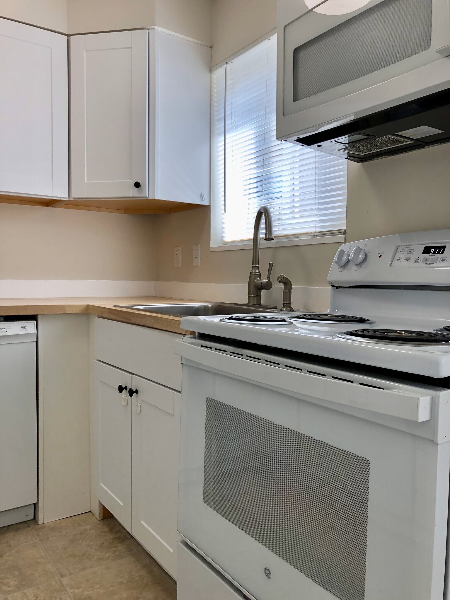 Building Photo - 3601 NE 73rd Pl