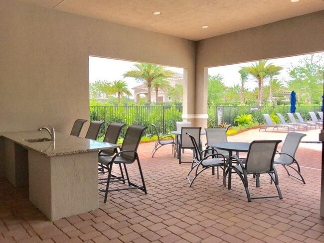 Building Photo - 8834 Willow Cove Ln