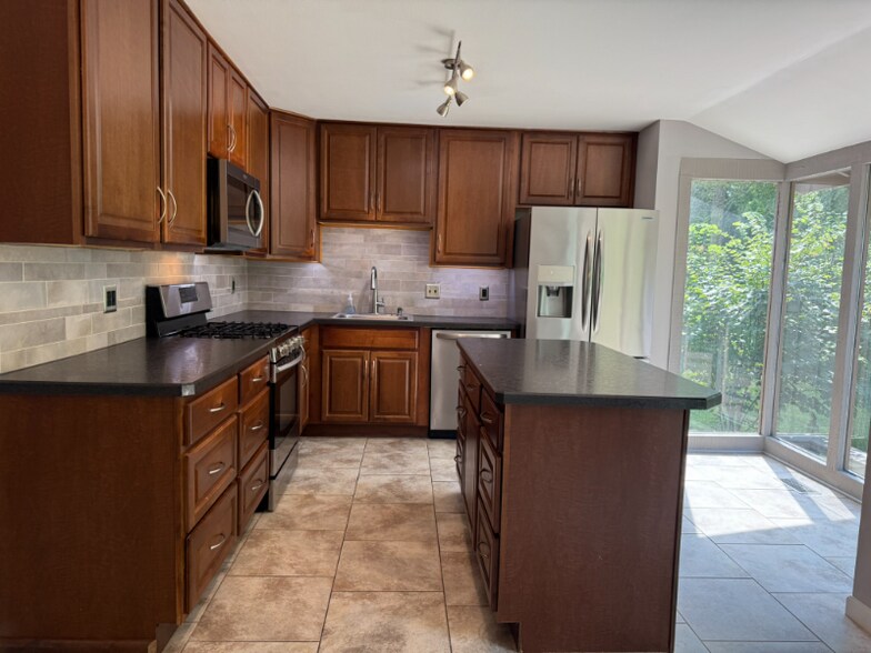 Building Photo - 11350 Meadowside Dr