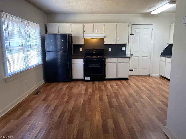 Building Photo - COMING SOON! Cozy 2-Bedroom Rental in High...