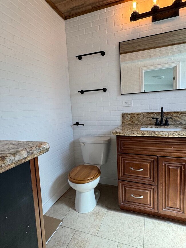 Building Photo - Bright Carson Front House Duplex with Modern Finishes