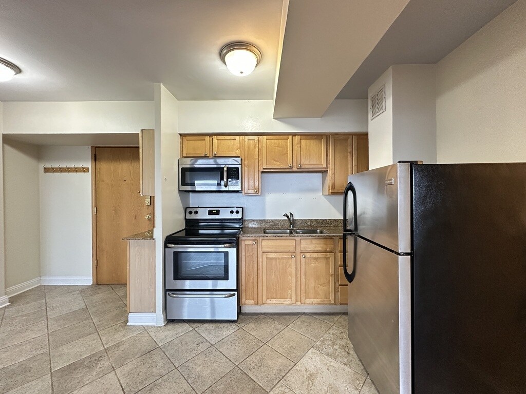 Building Photo - 4180 N Marine Dr