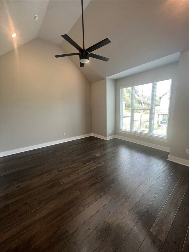 Building Photo - 1390 S Duncan Ave