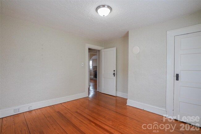 Building Photo - 303 Devine Ave