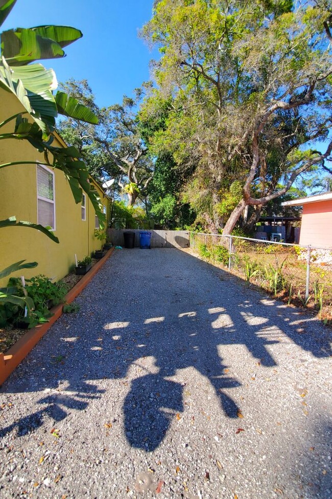 Building Photo - Charming Three bedroom one bath with huge ...