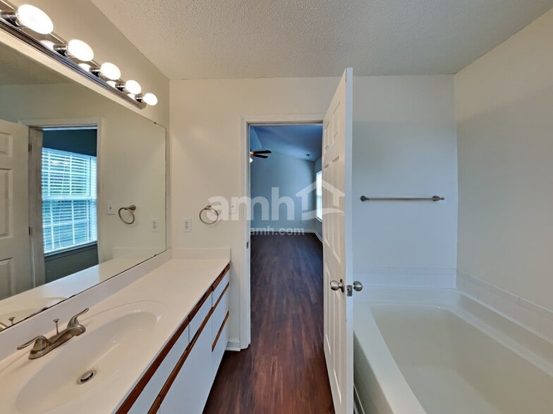 Building Photo - 1617 Oak Knoll Ln