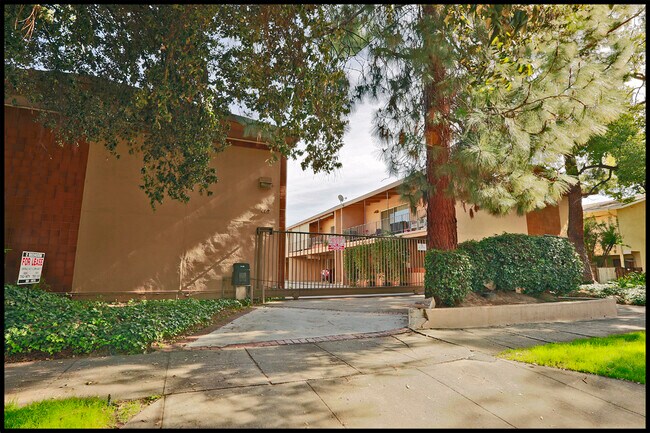 Building Photo - 118 N Grand Oaks Ave