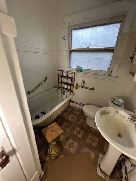 Building Photo - 5479 Claxton Ave