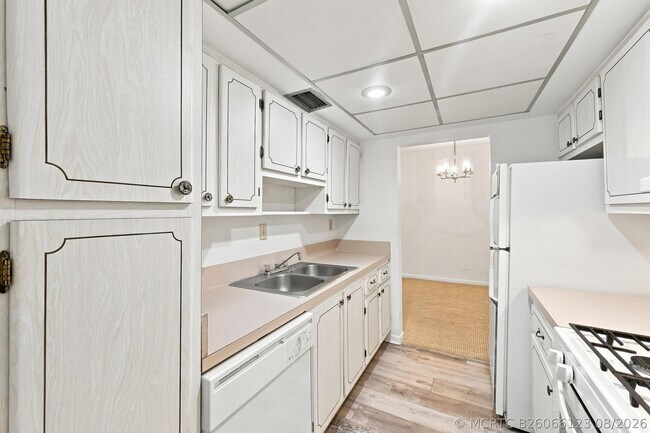 Building Photo - 1601 S Flagler Dr