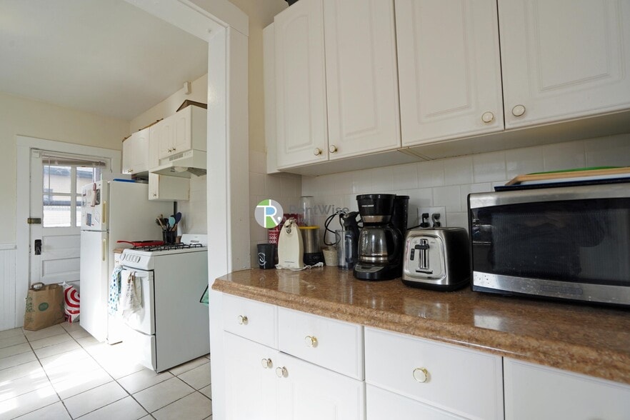 Building Photo - 39 Clinton St