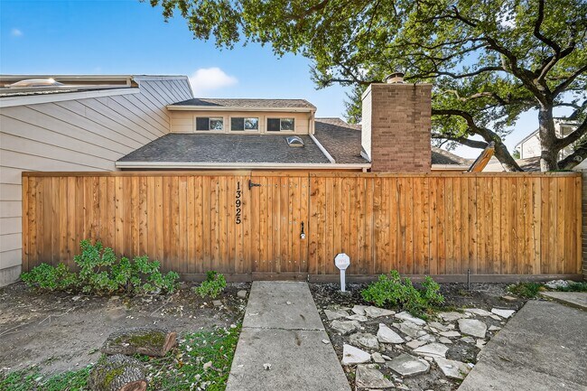 Building Photo - 13925 Hollowgreen Dr