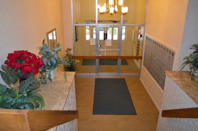 Building Photo - 302 Old Bridge Ln