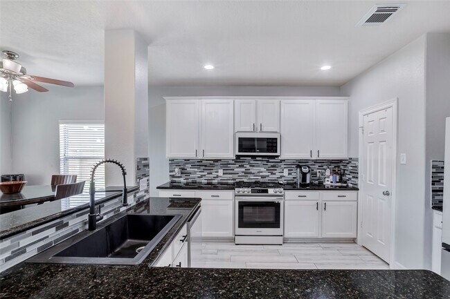 Building Photo - 8602 Briar Oaks Ln