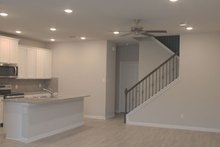 Building Photo - 2908 Mare Dr