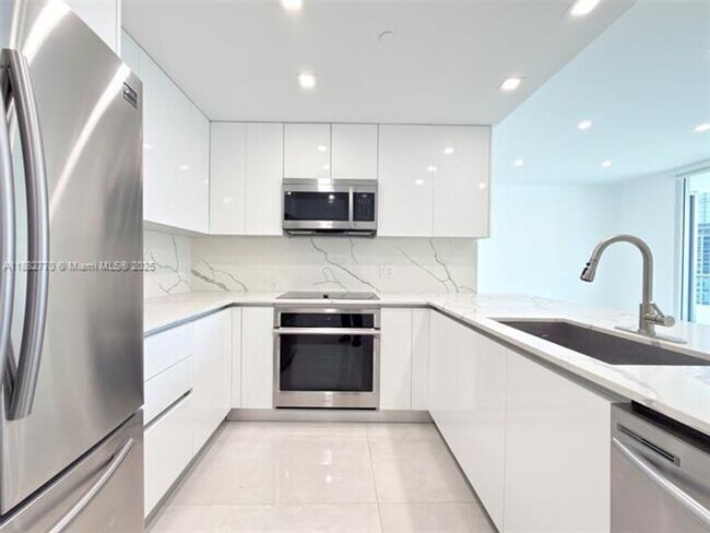 Building Photo - 1300 Brickell Bay Dr