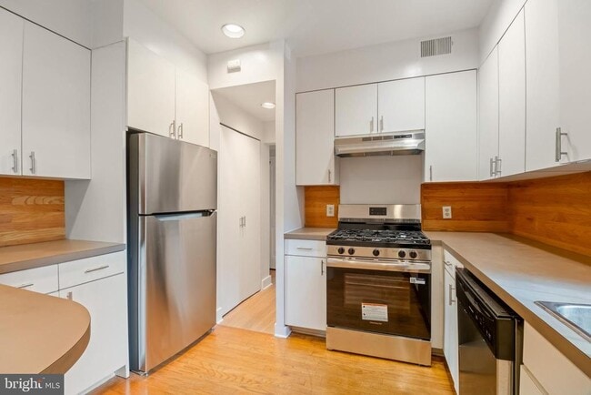 Building Photo - 1522 Swann St NW