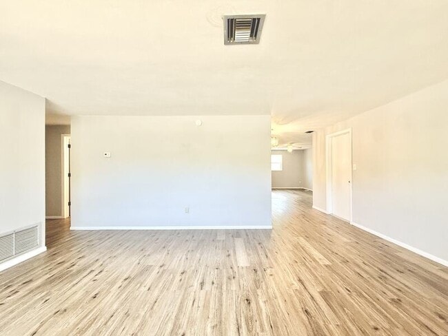Building Photo - 1501 S Hillcrest Ave
