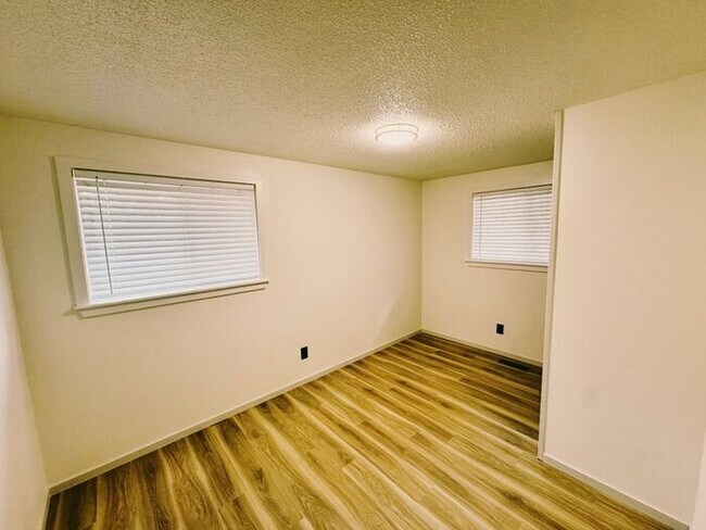 Building Photo - Gorgeous 5-Bed, 2-Bath Two Story Home in T...