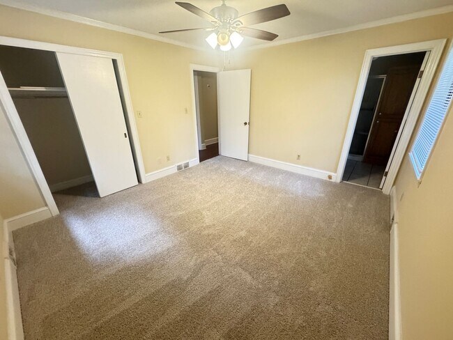 Building Photo - 3bd/2ba House on a Corner Lot very close t...