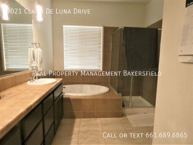 Building Photo - 9021 Claro De Luna Dr