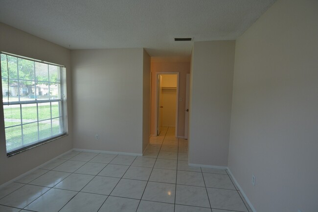 Building Photo - East Orlando 3/2 duplex. TILE FLOORS, Fresh paint, community pool!