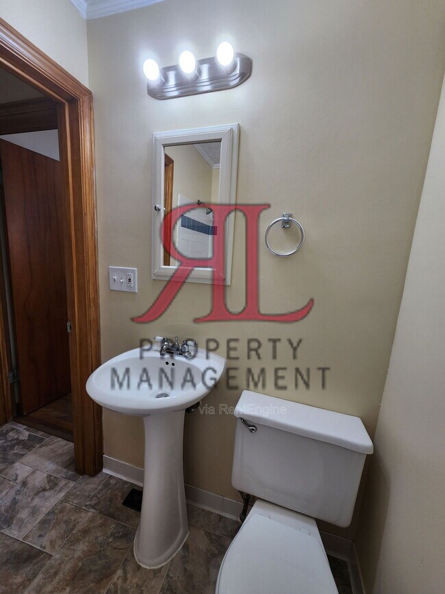 Building Photo - 156 Collingwood Ave