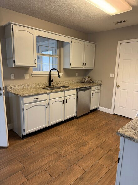 Building Photo - 1071 Steele Rd