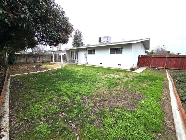 Building Photo - Charming 3 Bedroom 2 Bath Home