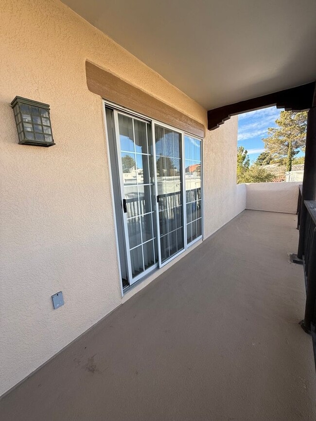 Building Photo - Beautiful 3 Bedroom/2.5 Bathroom Home Located off Roadrunner