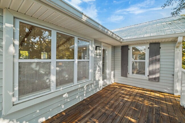 Building Photo - 383 Lakeview Dr