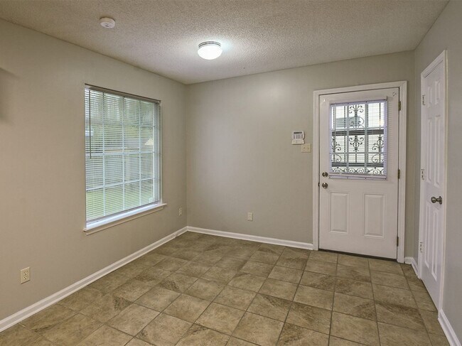 Building Photo - Adorable 3 bed, 2 bath home with stainless steel appliance package.