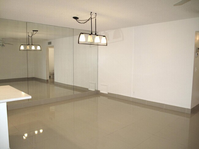 Building Photo - 1227 Club Dr W
