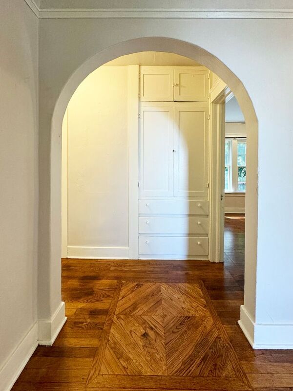 Building Photo - 1100 W 4th Ave