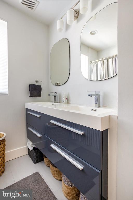 Building Photo - 1659 Holbrook St NE