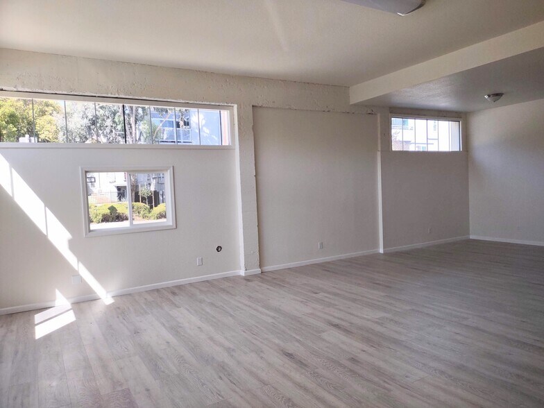 Den looking into dining area off kitchen - 401 Green St