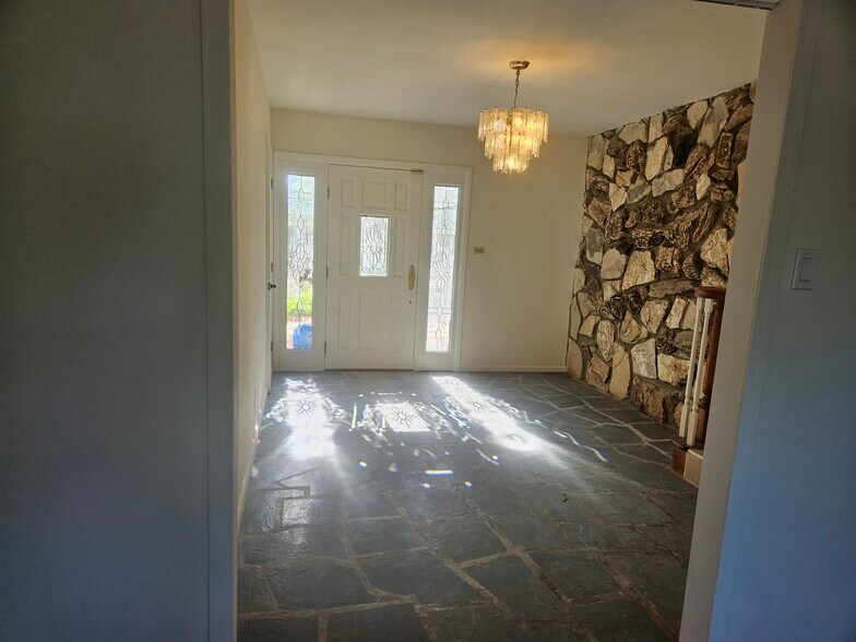 Primary Photo - 260 Mission Dr