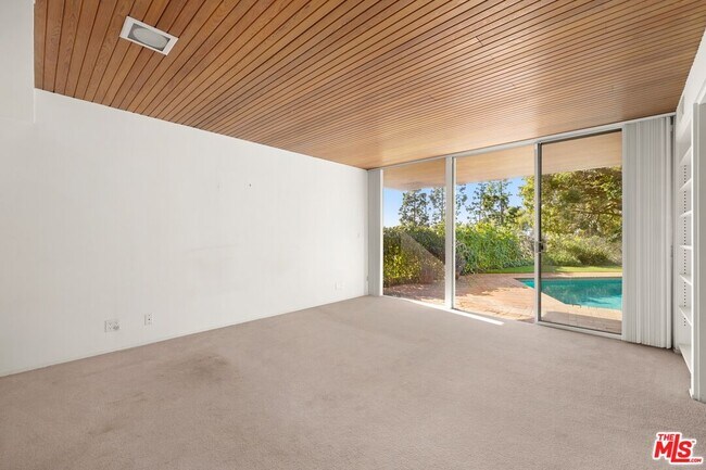 Building Photo - 590 N Tigertail Rd