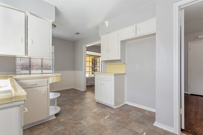 Building Photo - 6520 St Moritz Ave