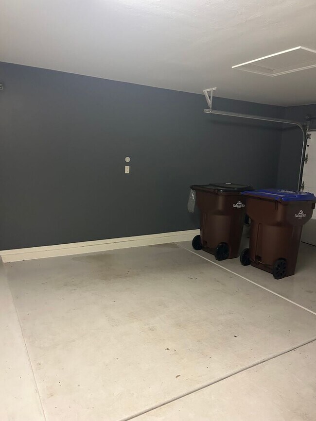 Building Photo - Three bedroom 2.5 bath two story home