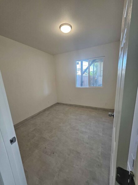 Building Photo - 1359 W 59th Pl