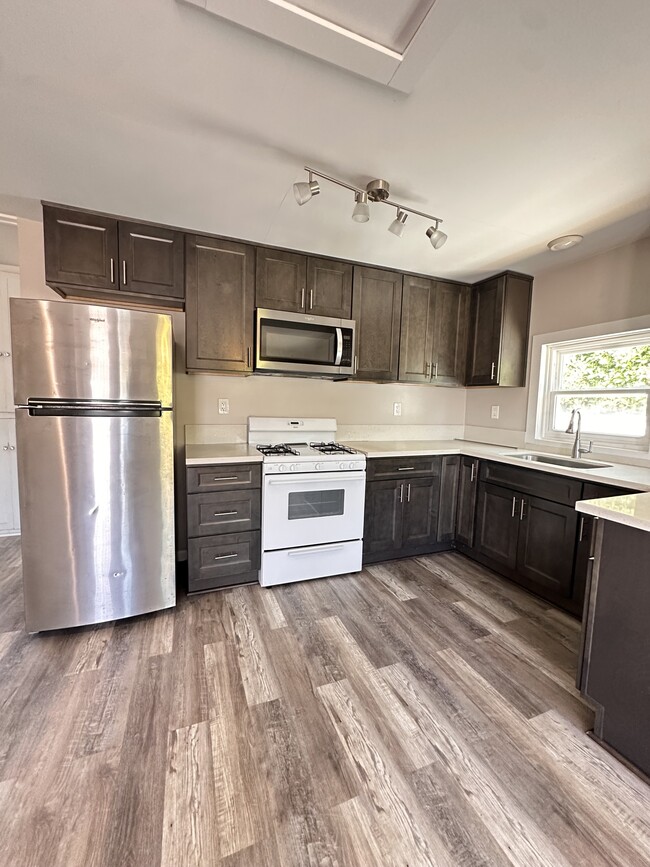 Building Photo - 732 Twin Oaks Ave