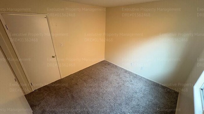 Building Photo - 4 bedroom 2 bathroom split wing home in North Bakersfield