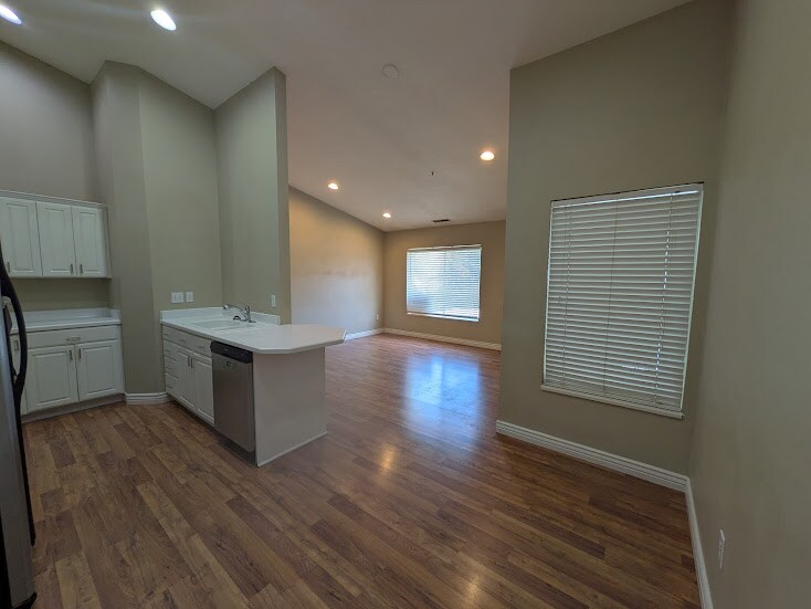 Building Photo - 861 W Columbia Ln