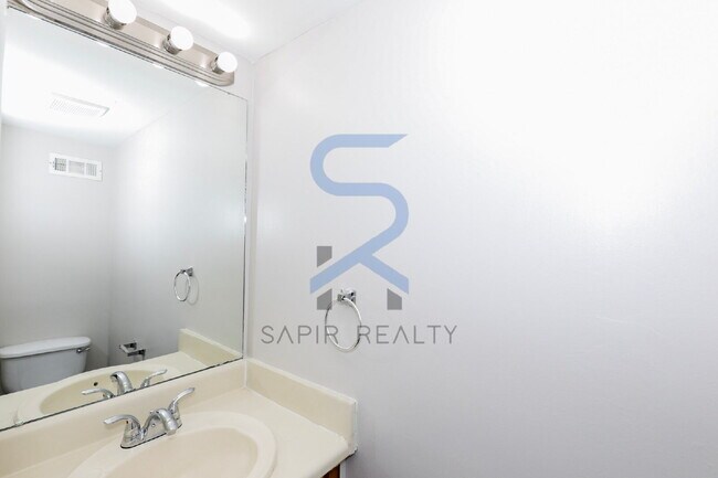 Building Photo - Move-In Ready & Freshly Updated – Stylish 2 Beds,2.5 Bath in the Heart of Cobb