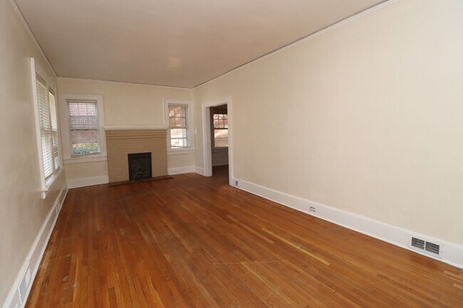 Building Photo - Live just minutes from USC, Five Points, a...