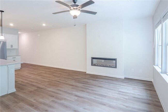 Building Photo - 411 Summit Dr W